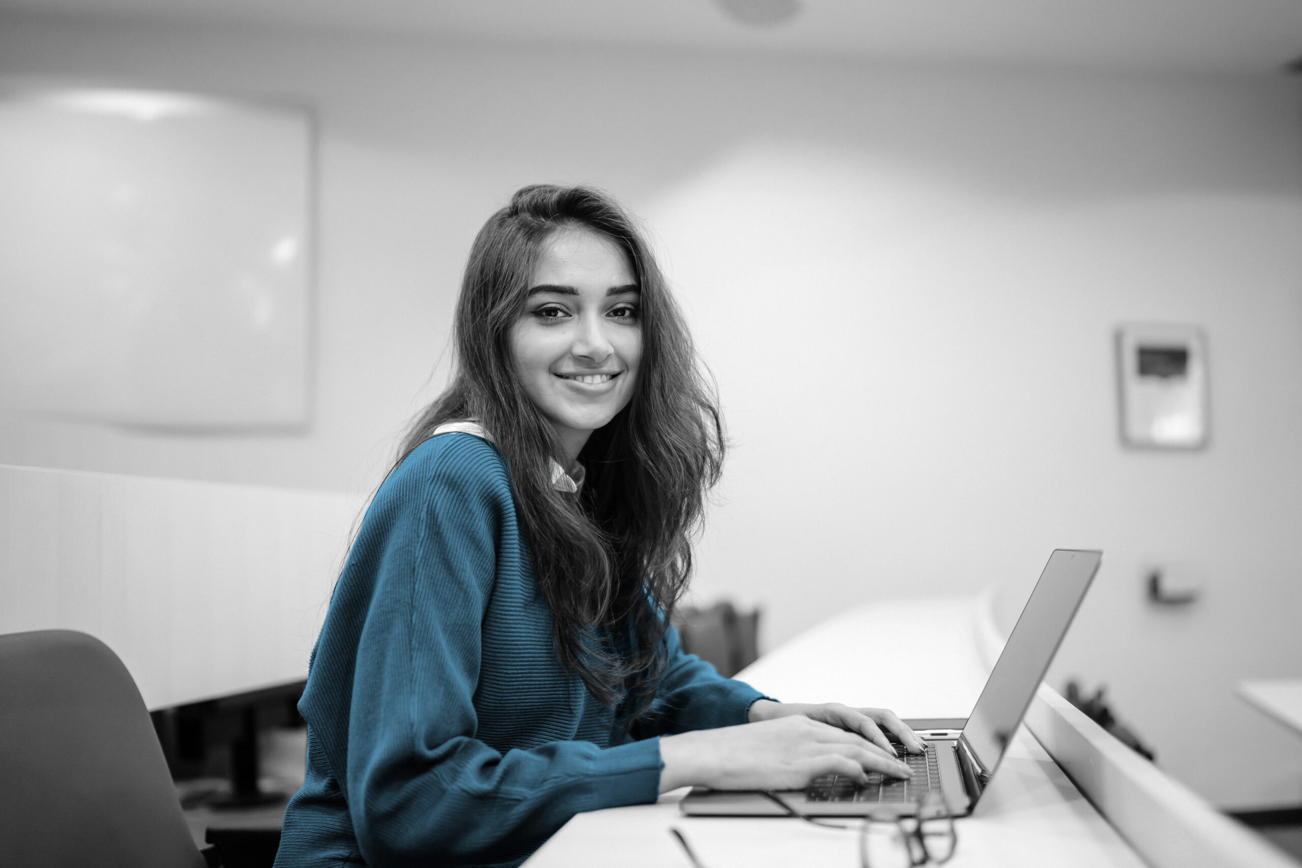 Женщина класс. Девушки. Female Employee. Beautiful College student Laptop. Student girl with Computer.